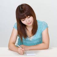 メモをする女性