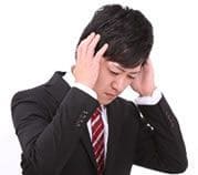 頭を抱える男性